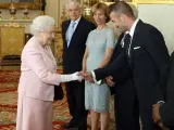 David Beckham saluda a la reina Isabel II.