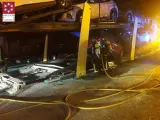 Declarat un incendi en un camió que transportava vehicles aparcat en un pàrquing a Torreblanca
