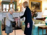 La Reina llevó su bolso hasta el último momento