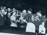 La reina Isabel II entregando un trofeo al Manchester City.