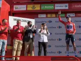 El presidente de CyL entrega a Remco Evenepoel el Maillot de Líder de la Vuelta Ciclista a España