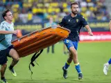 El centrocampista del Cádiz CF, José Mari transporta una camilla hacia la grada donde se encuentra un aficionado que ha sufrido un infarto, durante el partido de LaLiga que enfrentaba al Cádiz y al Barcelona.