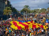 Miles de personas al paso de la marcha independentista por el Passeig de Colom de Barcelona, este domingo 11 de septiembre de 2022.