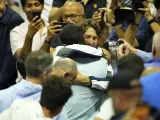 Carlos Alcaraz abraza a su entrenador, Juan Carlos Ferrero, tras proclamarse vencedor del US Open.