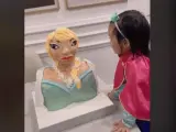 La niña reacciona a la tarta deforme de Frozen.