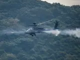 Un helicóptero dispara durante un simulacro de dos días en el condado de Pingtung, Taiwán, en medio de las crecientes amenazas militares de China, el 7 de septiembre de 2022.