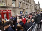 Miles de personas haciendo fila para la capilla ardiente de la reina Isabel II a en Edimburgo.