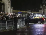 El coche fúnebre que lleva el ataúd de la reina Isabel II se dirige hacia las puertas del Palacio de Buckingham, en Londres.