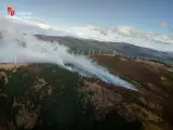 Medios aéreos y terrestres trabajan en un incendio activo en Villoruebo (Burgos)