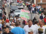 Varias personas en favor del Toro de la Vega, se manifiestan antes de la celebración del encierro en Tordesillas (Valladolid).