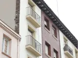 Fachada de la vivienda de Zaragoza desde la que una niña de 10 años intentó arrojarse tras sufrir un supuesto caso de acoso por parte de sus compañeras.