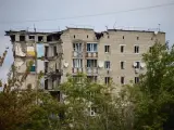 Un edificio destruido por los bombardeos en la ciudad de Izyum, en la región ucraniana de Járkov.