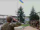 Militares izan la bandera de Ucrania en Balaklia tras expulsar a las tropas rusas de la ciudad.