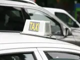 La Federación Profesional del Taxi carga contra la liberalización horaria de Ayuso y pide tacógrafos para taxis y VTC
