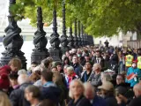 Miles de personas hacen fila en Londres para la capilla ardiente de Isabel II