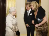 Sir Rod Stewart y su esposa, Penny Lancaster, en un encuentro con la reina Isabel II, en 2016.