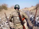 Un soldado armenio patrulla en el frente cerca de Stepanakert, Nagorno-Karabaj, en octubre de 2020.