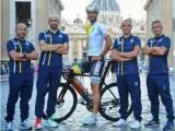 Rien Schuurhuis, apodado "el ciclista del Papa", junto a su equipo