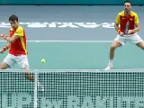 Marcel Granollers y Pedro Martínez, durante el partido de dobles contra Serbia de la fase final de grupos de Copa Davis, en Valencia.