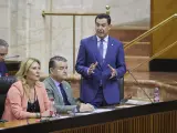 El presidente de la Junta, Juanma Moreno, en la sesi&oacute;n de control del Parlamento.