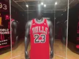 Esta camiseta de Michael Jordan ha batido todos los récords de artículos deportivos subastados en la historia. La elástica con la que Jordan jugó las finales de la NBA de 1998 se ha vendido por más de 10 millones de dólares en la subasta 'Invictus' de Sotheby’s en Nueva York.
