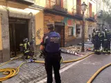 Los bomberos trabajan en el local que se ha producido la explosión en Malasaña.