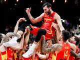 Los jugadores españoles celebran el pase a la final del Eurobasket 2022.