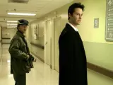 Keanu Reeves, junto a un joven Shia LaBeouf en 'Constantine' (2005)