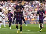 El delantero del FC Barcelona, Robert Lewandowski, celebra junto a Gavi y Pedri su segundo gol ante el Elche.