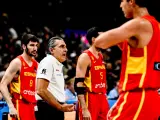 El seleccionador de España, Sergio Scariolo, da instrucciones a sus jugadores durante las semifinales del Eurobasket entre Alemania y España.