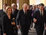 Doña Sofía y don Juan Carlos, a su llegada al palacio de Buckingham para asistir a la recepción de Carlos III.