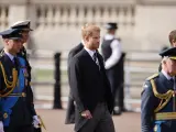 Guillermo, el príncipe de Gales (izquierda) y el príncipe Harry (centro) siguen el ataúd que contiene el cuerpo de la reina Isabel II mientras se abre camino desde el Palacio de Buckingham hasta Westminster Hall.