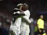 Los jugadores del Real Madrid Fede Valverde y Vinicius Jr. celebran el segundo gol ante el Atl&eacute;tico de Madrid en el derbi.