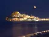 Imagen nocturna con Luna del castillo de Peñíscola.