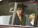 Catalina de Gales y su hijo, el príncipe George, llegan en un coche oficial al funeral del Isabel II en Londres.