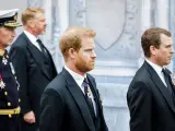 Enrique, duque de Sussex, sigue el cortejo fúnebre durante el funeral de su abuela, la reina Isabel II.