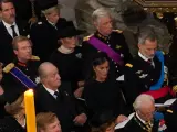 Los reyes de Espa&ntilde;a, Felipe VI y Letizia, junto al rey em&eacute;rito, Juan Carlos, asisten a la solemne ceremonia del adi&oacute;s de Isabel II.