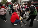 Personas salen a la calle en Ciudad de M&eacute;xico tras activarse la alarma por un terremoto de magnitud 6,8