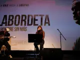 El grupo Amaral, durante su actuación en la presentación del documental 'Labordeta, un hombre sin más' en el teatro Bellas Artes de Madrid.
