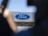 Archivo - Logo de Ford en la entrada de la fábrica, a 22 de junio de 2022, en Almussafes, Valencia,