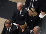 El presidente de los Estados Unidos, Joe Biden, acompañado por la primera dama, Jill Biden, sentados antes del funeral de estado de la reina Isabel II, celebrado en la Abadía de Westminster.