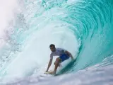 El surfista Kalani David, en plena acción
