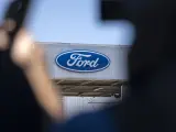 Logo de Ford en la entrada de la fábrica en Almussafes, Valencia