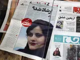 Periódicos iraníes con la foto de Mahsa Amini, la joven que murió bajo custodia policial tras ser detenida por llevar mal colocado el velo islámico.