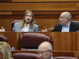El procurador de Podemos, Pablo Fernández, el procurador de Ciudadanos, Francisco Igea, muestran su indignación en las Cortes de Castilla y León