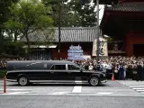 Un coche fúnebre traslada el cuerpo del asesinado primer ministro japonés Shinzo Abe, en Tokio, el 12 de julio de 2022.