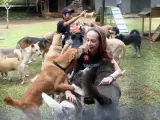 Karin Franken, cofundadora de Jakarta Animal Aid Network (JAAN)y de Dog Meat Free Indonesia (DMFI), juega con algunos de los perros.