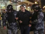 Policías rusos detienen en el centro de Moscú a un participante en una protesta contra la llamada a filas para la guerra en Ucrania.
