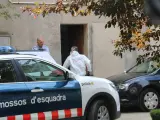 Agentes de la policía científica de Mossos entrando en el domicilio de Campdevànol (Girona) donde apareció muerta una chica de 21 años