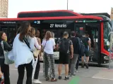 Una cola de viajeros para acceder a un bus en la estaci&oacute;n de Sants de Barcelona.